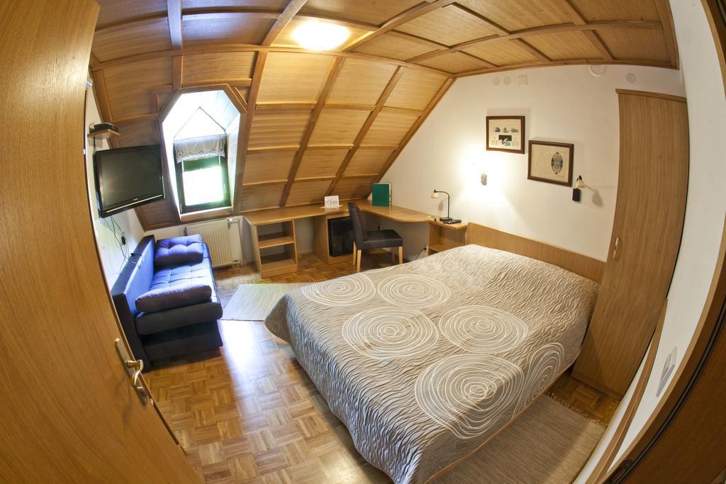 Guesthouse Pri Zalogarju Zelezniki Kamer foto