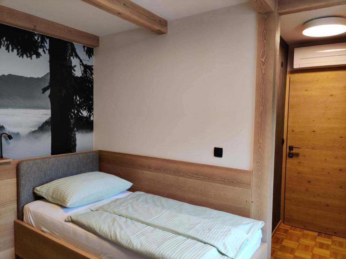Guesthouse Pri Zalogarju Zelezniki Buitenkant foto